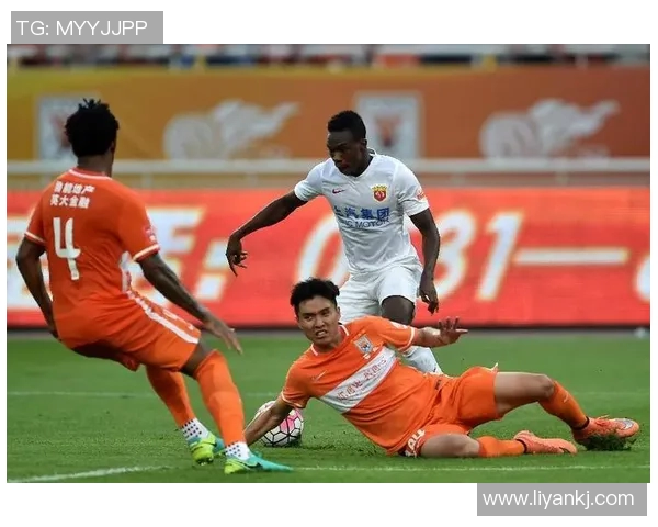 上海上港与山东鲁能激战正酣谁能在中超赛场笑到最后